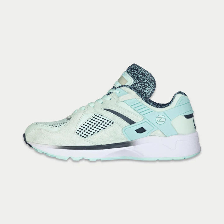 LA Gear Women's Catapult Light-Up Low Top Mint x Black