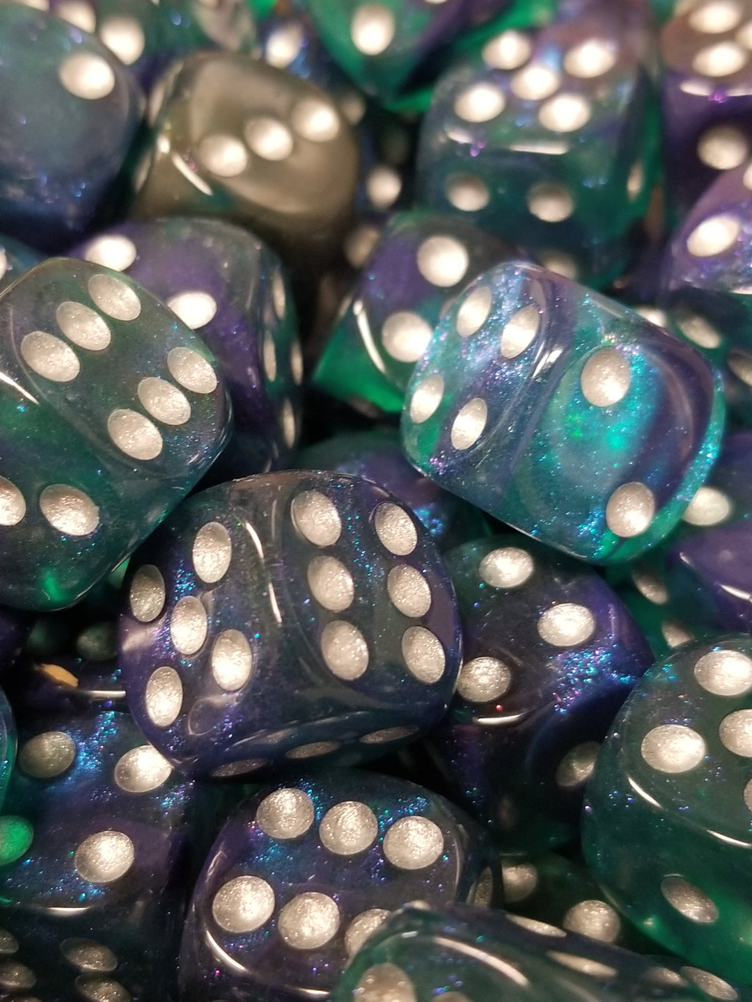 Blue & Green 16mm Glitter Pipped Dice