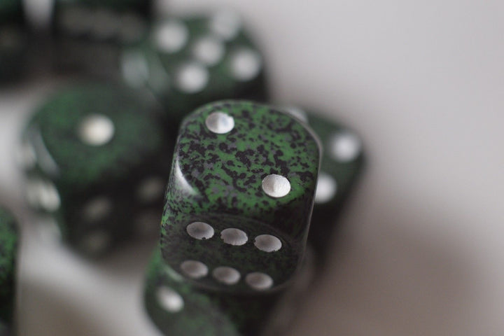 Recon Speckled 16mm D6 Pipped | Sold Per Die (Green/White)
