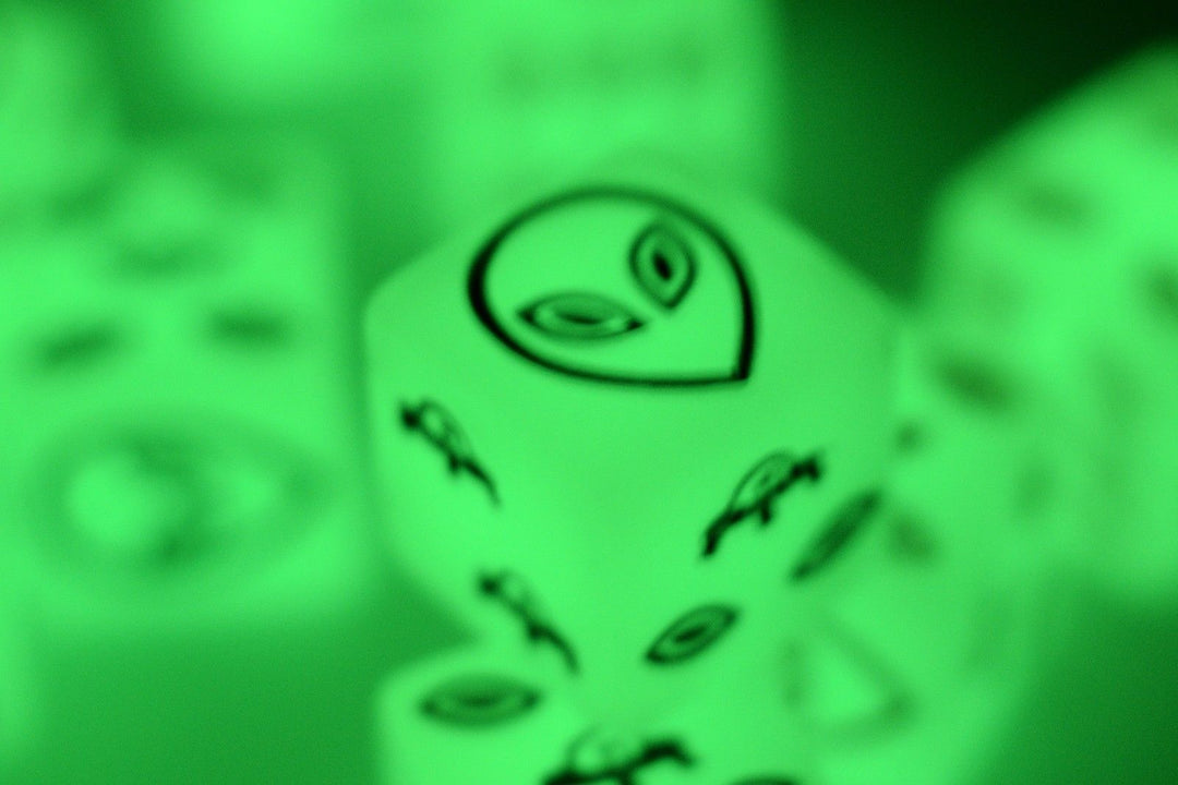 NEW Green Dice with Red Aliens GLOWS Dice Set 6 Sided Bunco RPG D6 16mm Roll
