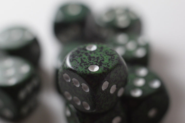 Recon Speckled 16mm D6 Pipped | Sold Per Die (Green/White)