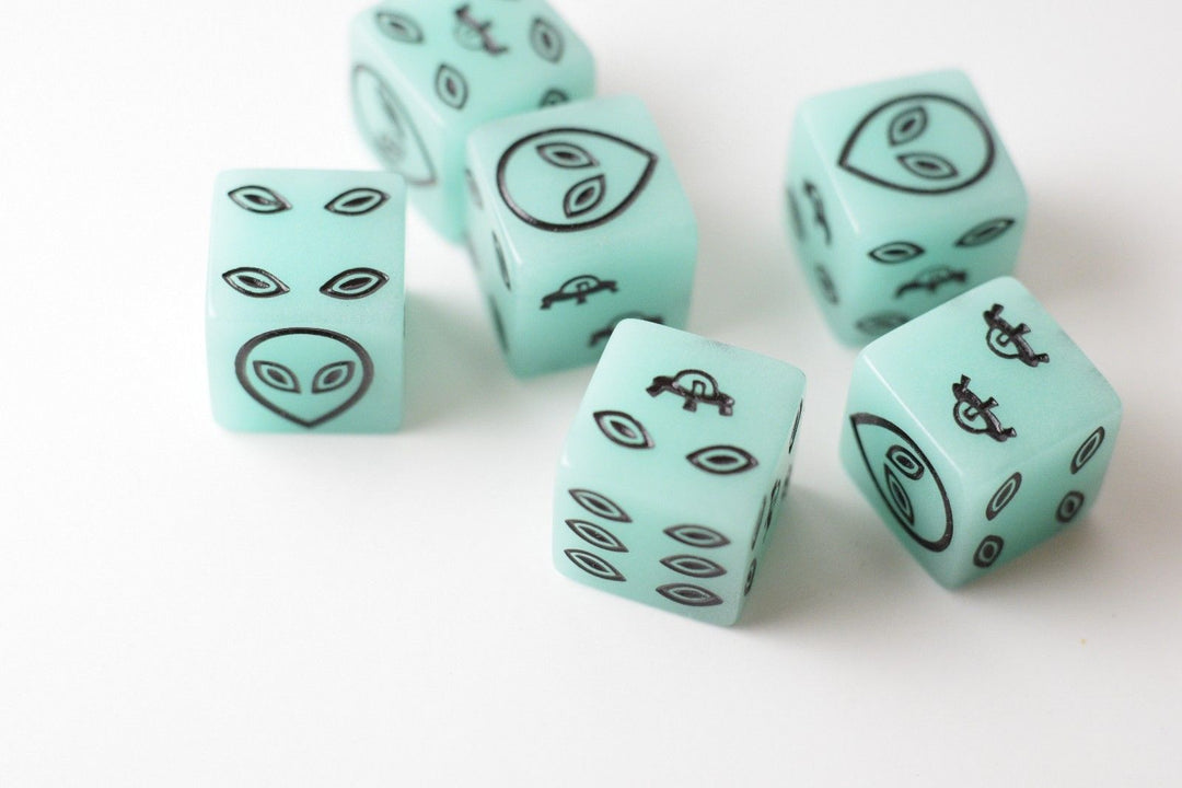 NEW Green Dice with Black Aliens GLOWS Dice 6 Sided Bunco RPG D6 16mm Roll