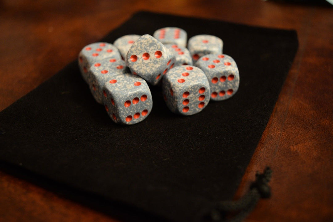 Air Speckled Grey & White w/Red Pips Chessex | White/Grey/Red (sold per die)