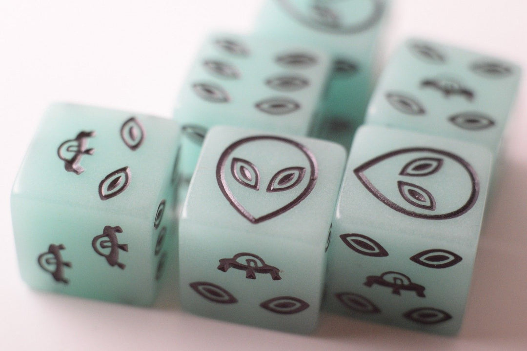 NEW Green Dice with Black Aliens GLOWS Dice 6 Sided Bunco RPG D6 16mm Roll