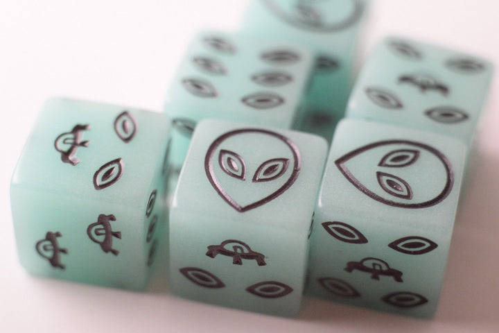 NEW Green Dice with Black Aliens GLOWS Dice 6 Sided Bunco RPG D6 16mm Roll