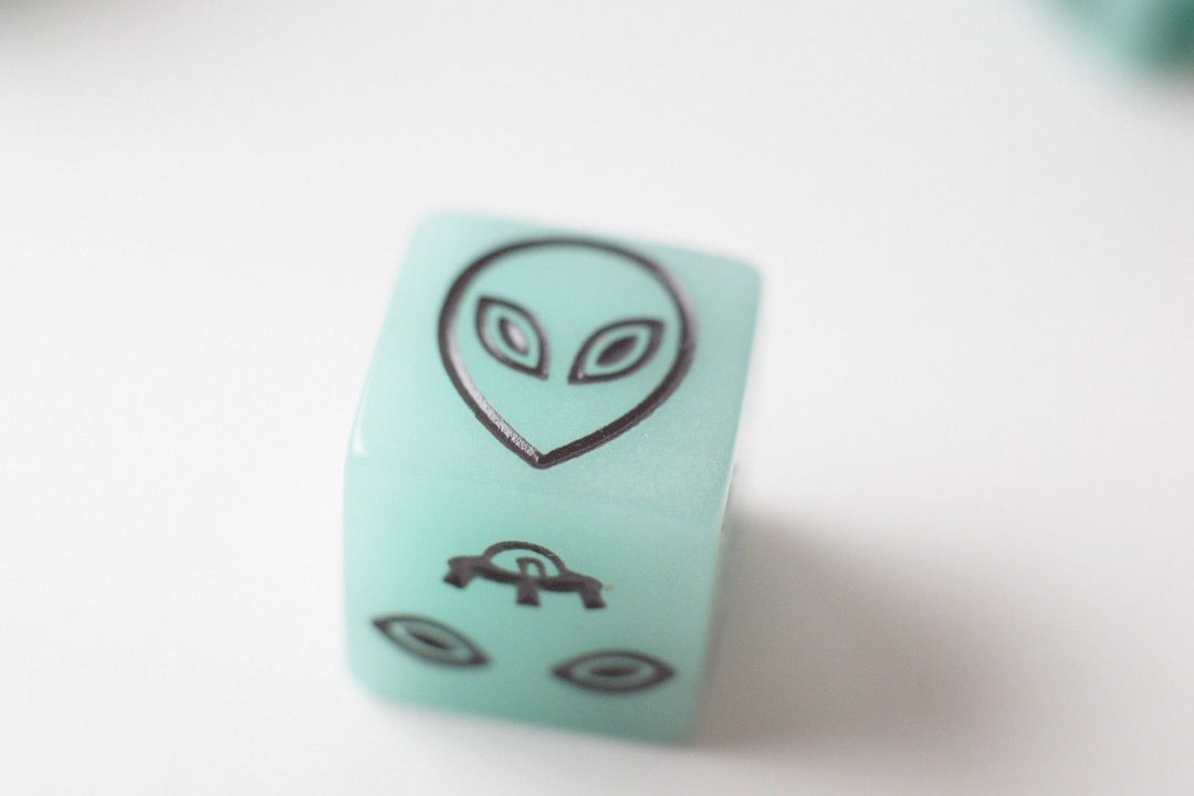 NEW Green Dice with Black Aliens GLOWS Dice 6 Sided Bunco RPG D6 16mm Roll