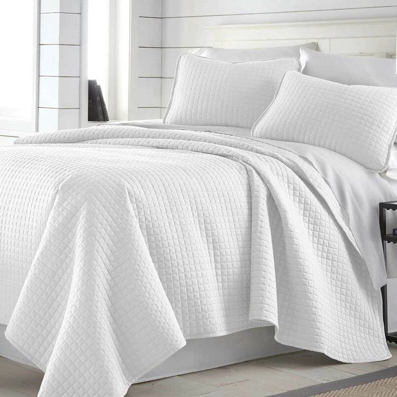 King/Cal King Lightweight White Ultra Soft 3-Piece Microfiber Quilt Set