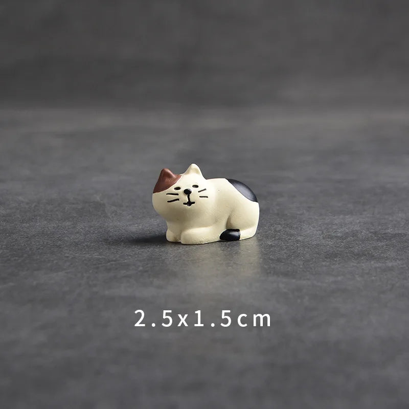Small ceramic cat figurine on a dark gray background with dimensions displayed.