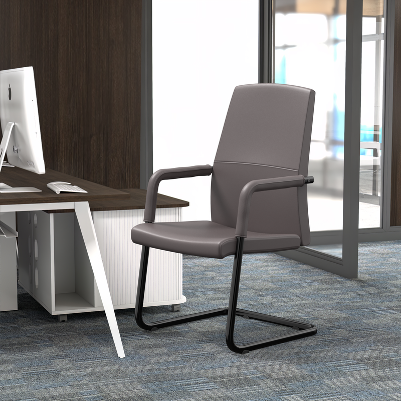 LeisureMod Evander Office Guest Chair in Grey Leather at Desk.