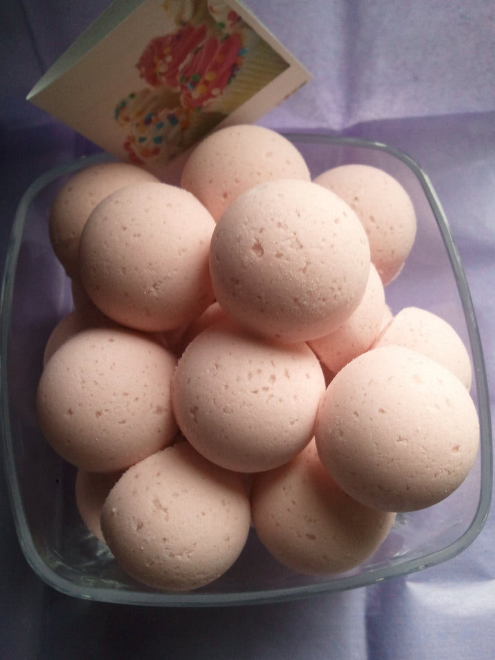 14 Bath Bombs (Buttercream Cupcake) Gift Bag