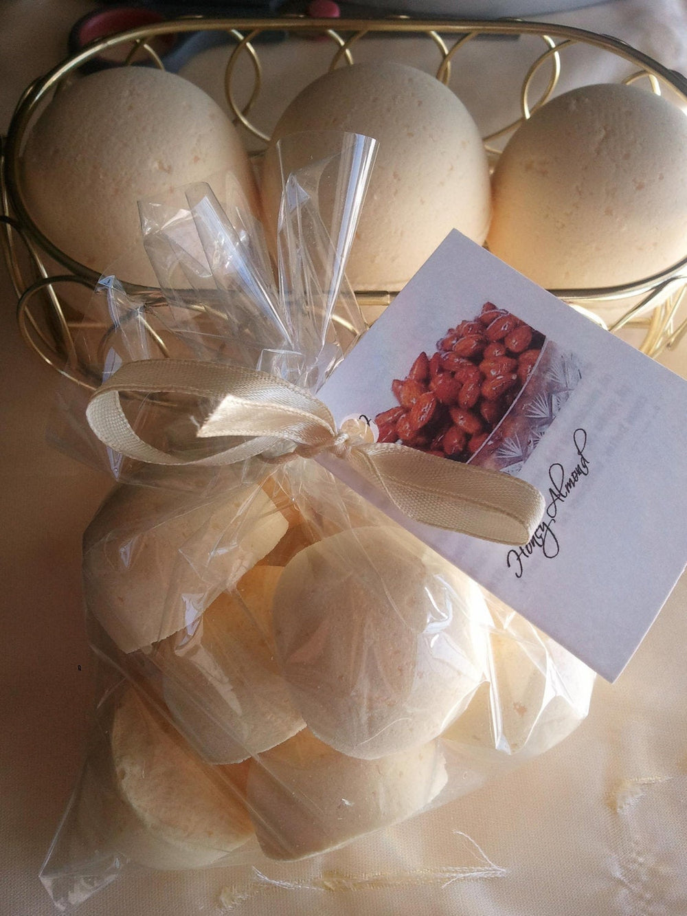 14 Bath Bombs in Honey Almond Fragrance Gift Bag