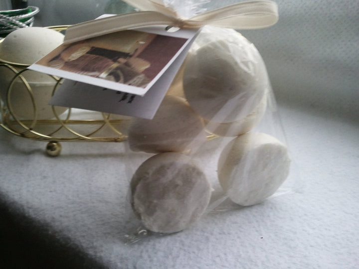 14 Bath Bombs in Oatmeal, Milk and Honey Fragrance Gift Bag
