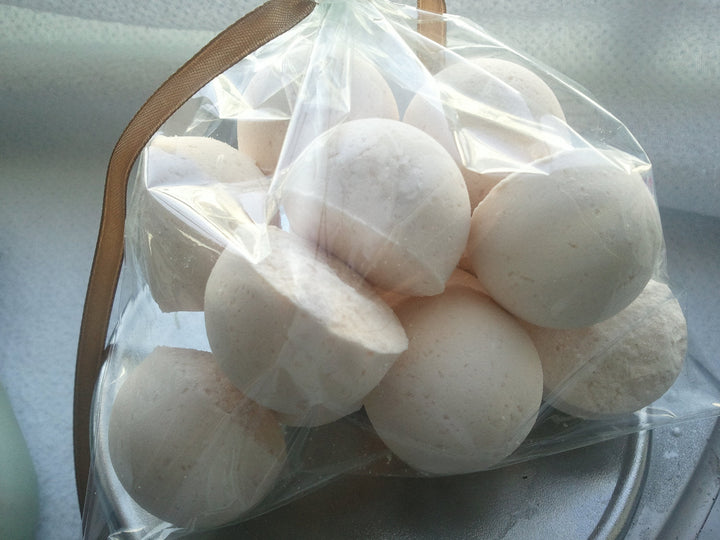 14 Bath Bombs 1 oz. each (Strawberries and Champagne) Gift Bag