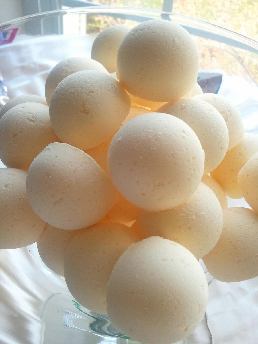 14 Bath Bombs in Honey Almond Fragrance Gift Bag