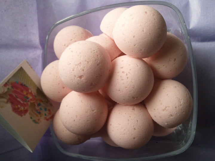 14 Bath Bombs (Buttercream Cupcake) Gift Bag