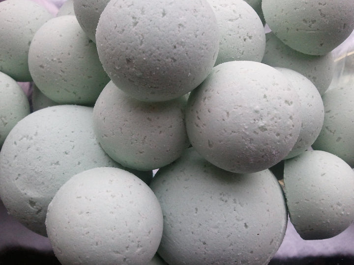 14 Bath Bombs in Eucalyptus and Spearmint Scent Gift Bag